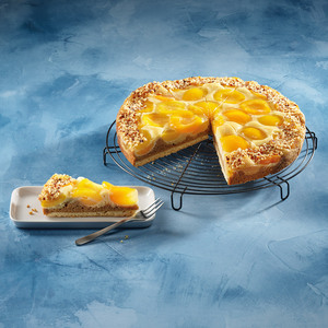 Aprikosen-Haselnuss Kuchen Ø 26cm Aprikosen-Haselnuss Kuchen Ø 26cm